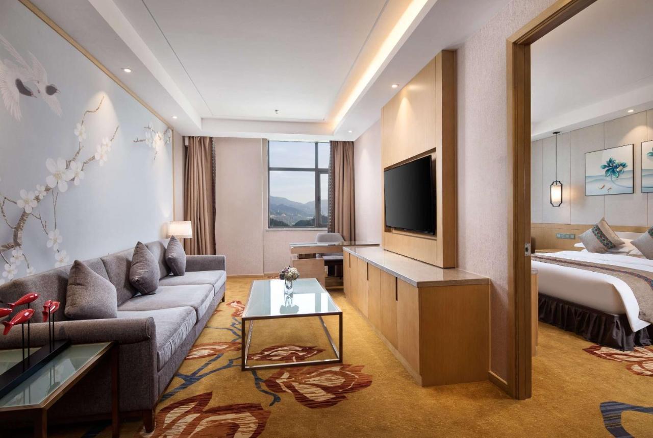 מלון Ramada Plaza By Wyndham אנשי מראה חיצוני תמונה